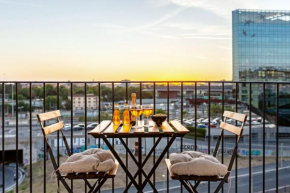 Stylish & Cozy - 5 Star Location- Balcony - City View